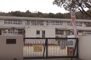 徒歩約１１分に最寄り小学校の「佐竹台小学校」周りは緑豊かな環境です