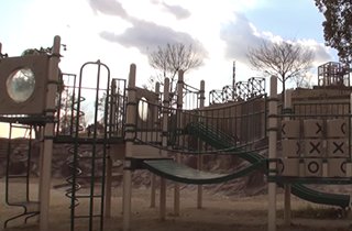 楽しい遊具が揃った「交北公園」は徒歩約１４分に、近隣には大小様々な公園が