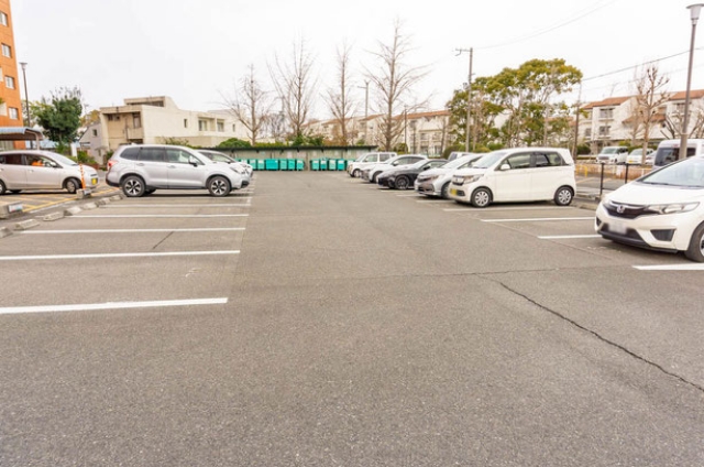 赤坂台団地：広々とした駐車場