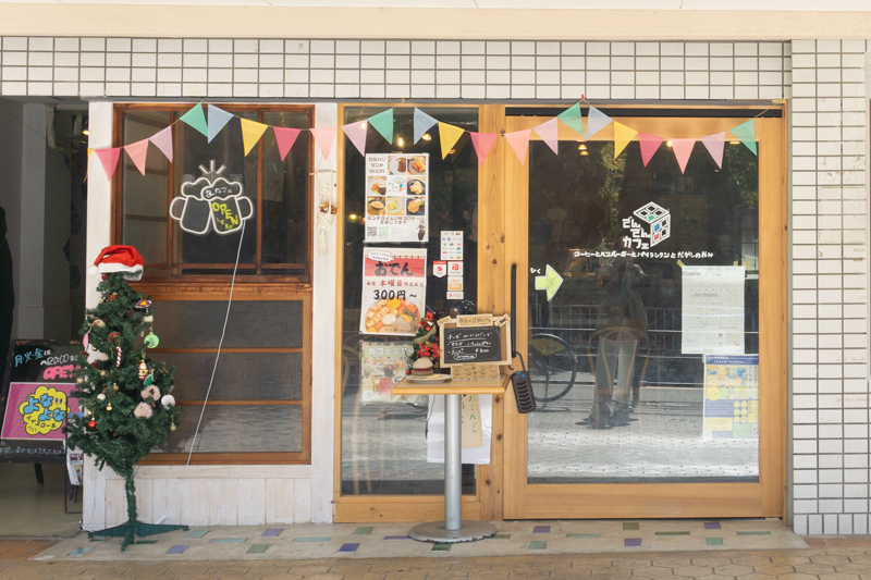 カフェや塾、美容室が入った施設