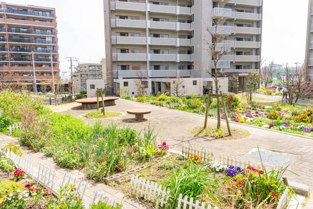 OPH千里佐竹台Ⅱ内の季節の花々の見れる遊歩道